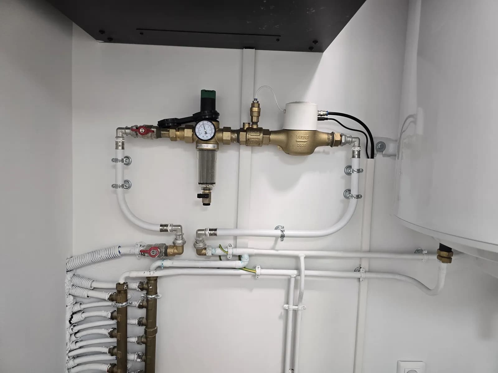 Arrivée d'eau : filtre, réducteur de pression et compteur