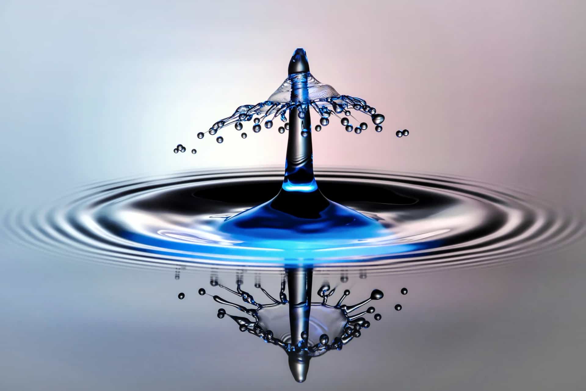 Goutte d'eau tombant à la surface de l'eau