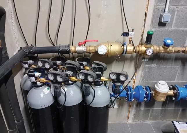 Bouteilles de CO₂ SoluCalc dans le local technique d'un immeuble