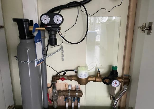 SoluCalc installé à côté du compteur dans une maison