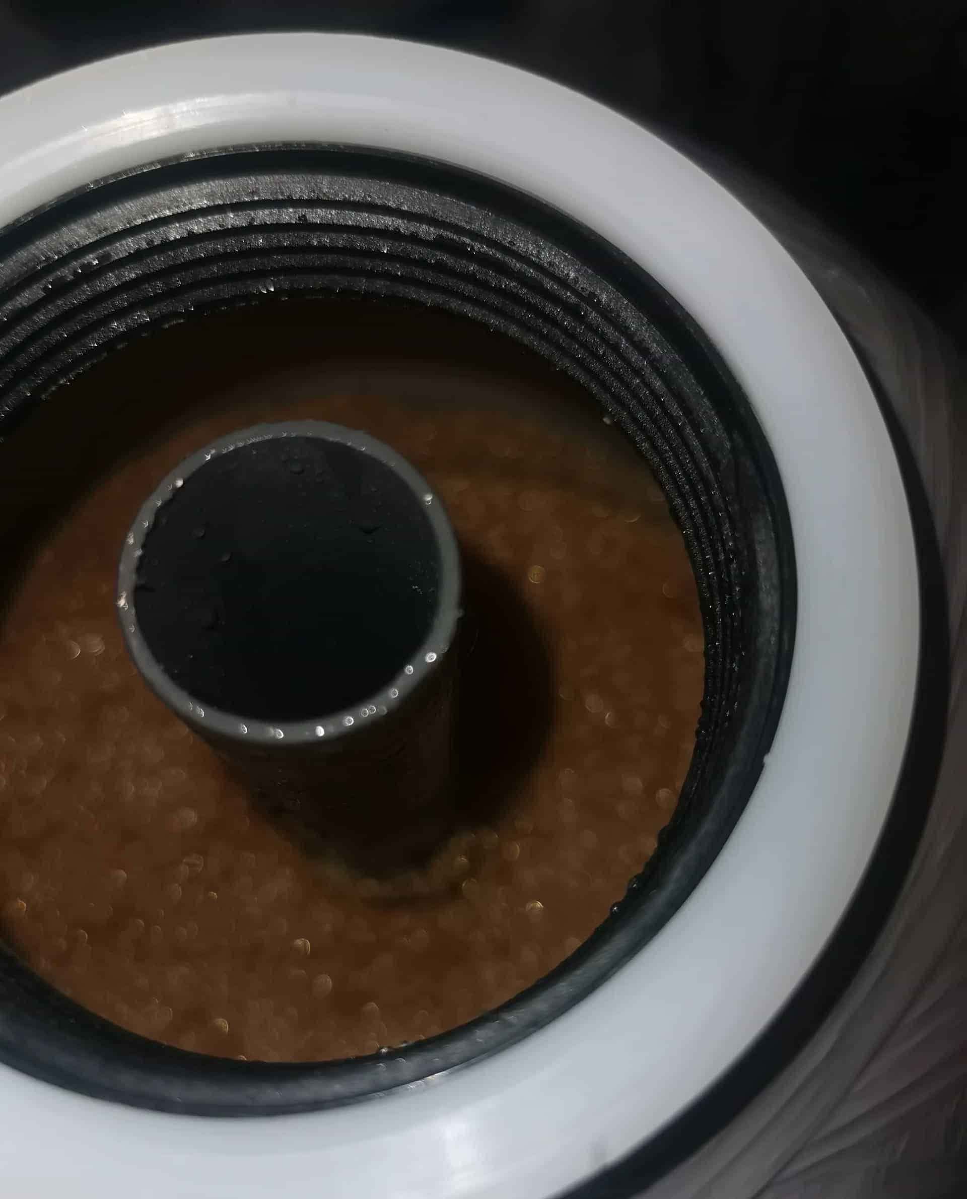 Bouteille de résine d'un adoucisseur ouverte pendant un entretien