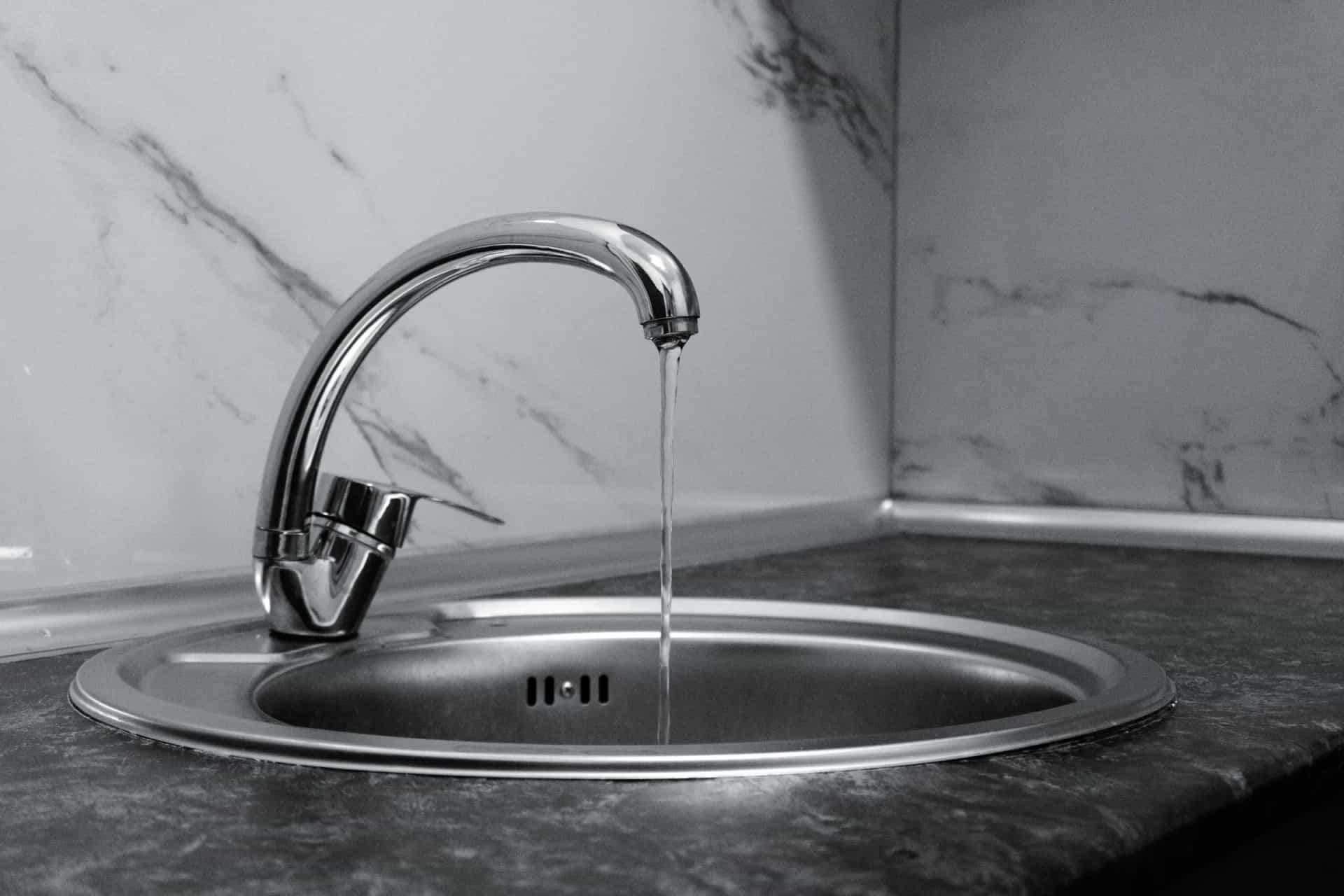 Robinet chromé et filet d'eau
