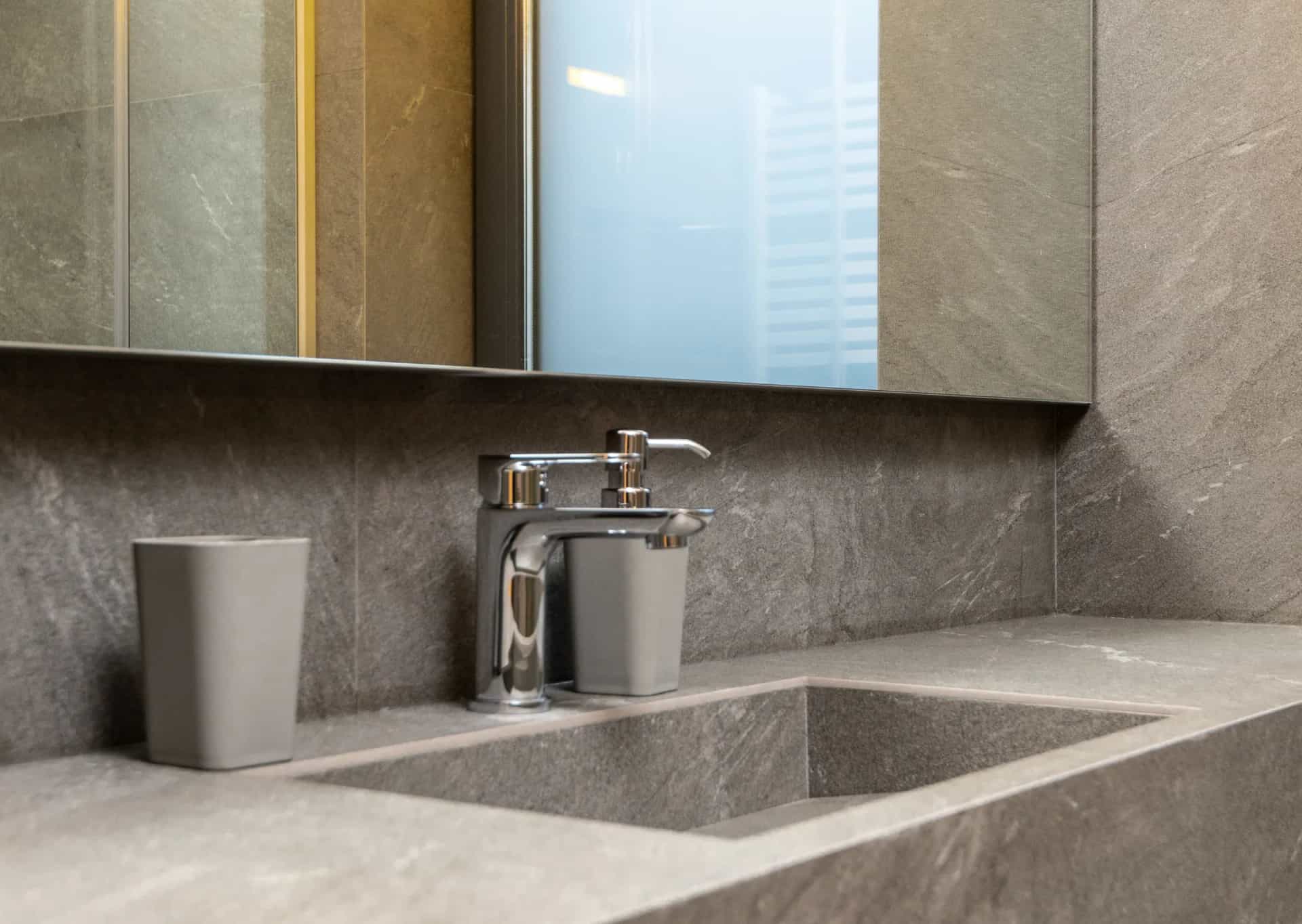 Salle de bain contemporaine, vasque et robinetterie