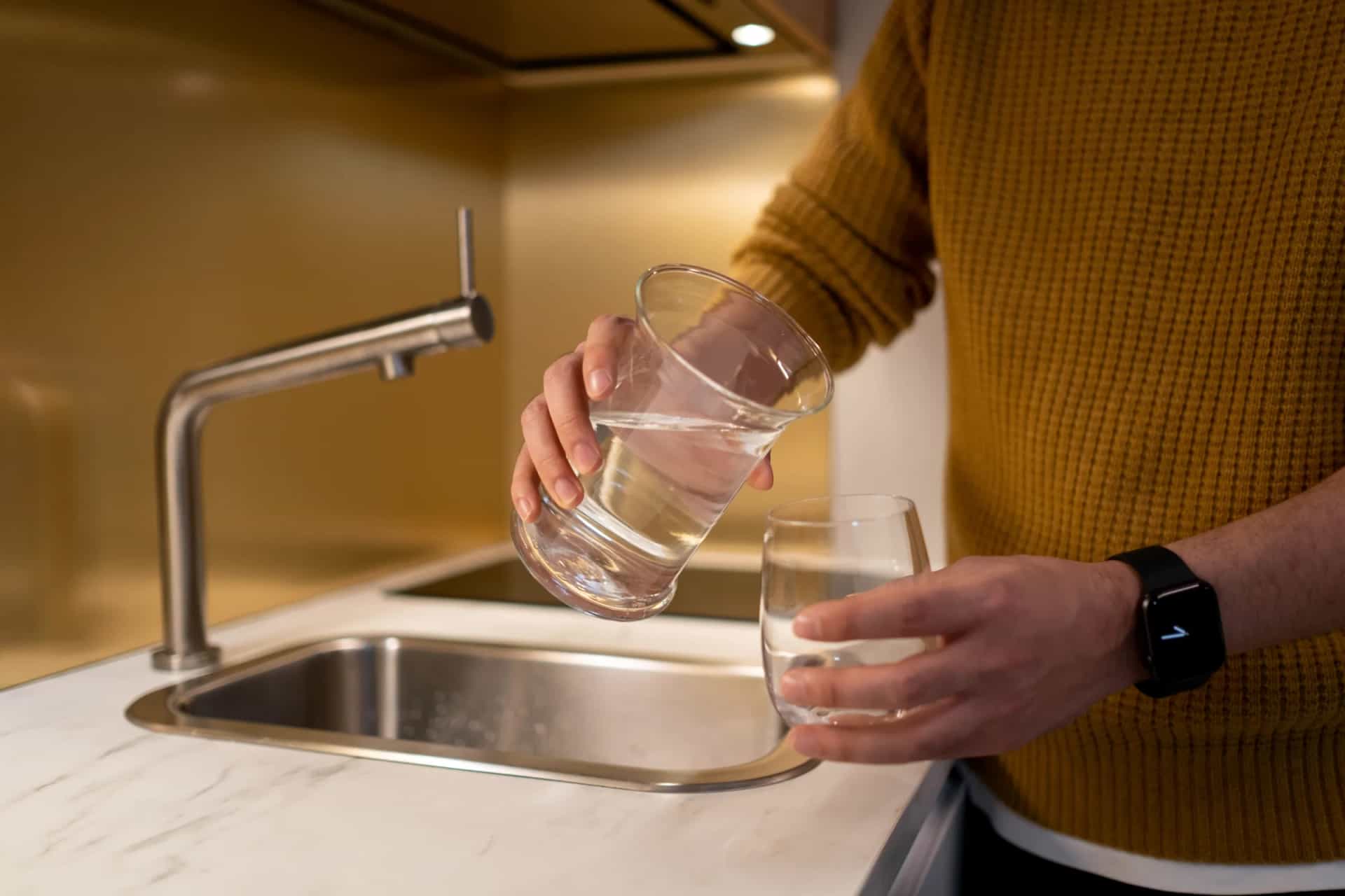 Verre rempli d'eau au robinet